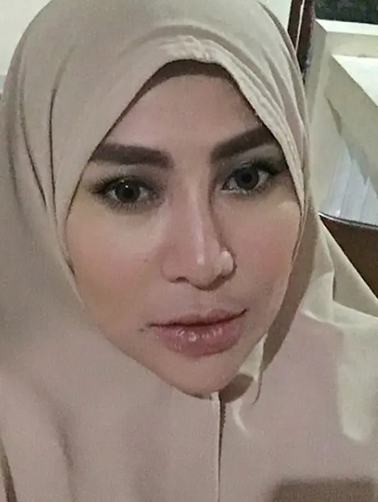 Penyanyi dangdut Cinta Penelope mantap menutup auratnya dengan hijab panjang. Mengubah penampilan 180 derajat, Cinta Penelope mendapat banyak dukungan dari warga dunia maya. (Instagram/princess_cinta_penelope)