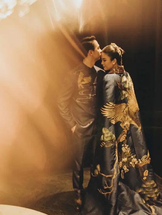 <p>Pasangan Valencia Tanoesoedibjo dan Kevin Sanjaya kembali menggelar acara pernikahan mereka, kali ini di Jakarta. Dengan konsep yang berbeda dari pengantin pada umumnya, Valencia dan Kevin memilih mengenakan cheongsam. Mari kita simak penampilan Valencia dan Kevin di acara resepsi mereka di Jakarta. Foto: Instagram.</p>