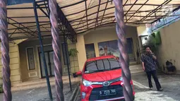 Sebuah mobil terparkir di halaman Klinik Azzahra Medical Center, Cawang, Jakarta, Jumat (10/11). Klinik itu ditutup sejak peristiwa dokter Letty Sultri yang tewas ditembak sebanyak 6 kali oleh suaminya , dokter Helmi. (Liputan6.com/Immanuel Antonius)