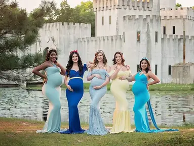 Sejumlah wanita yang sedang hamil besar mengenakan kostum layakanya karakter Putri Disney berpose saat sesi pemotretan. Para wanita hamil ini berpose saat sesi pemotretan yang dilakukan oleh fotografer Vic dan Marie. (Instagram/vicandmariephotography)