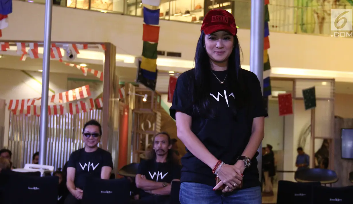 Aktris Marcella Zalianty dalam jumpa pers film layar lebar Wiro Sableng 212 di Senayan City, Jakarta, Rabu (16/8). Marcella Zalianty akan berperan sebagai permaisuri. (Liputan6.cm/Herman Zakharia)