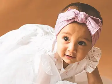 Surinala, buah hati dari pasangan Chicco Jerikho dan Putri Marino ini semakin terlihat menggemaskan dengan berbalutkan dress bewarna putih. (Liputan6.com/IG/putrimarino)