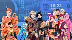 Para model cilik memperagakan karya mereka dalam peragaan busana Bhayangkara sebagai bagian dari peringatan 80 tahun Kepolisian Republik Indonesia, di Banda Aceh, Senin 22 Juni 2026. (CHAIDEER MAHYUDDIN/AFP)