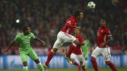 Pemain Bayern Munchen, Mats Hummels menghalau bola dari kejaran pemain PSV Eindhoven, Luciano Narsingh (kiri) pada laga grup D Liga Champions di Allianz Arena, Munich, Kamis (20/10/16) dini hari WIB. (Reuters/Michael Dalder)