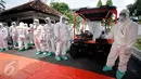 Petugas mempersiapkan mobil untuk mengangkut korban di lokasi reaktor Kartini yang di teror bom saat simulasi penanganan kedaruratan bencana di kawasan nuklir,Yogyakarta. (10/9) (Boy Harjanto)