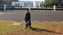 Sejumlah aparat kepolisan tampak berjaga dengan membawa anjing pelacak di depan Istana Presiden, Jakarta, (20/5/2015). Penjagaan ini sebagai antisipasi terjadinya kerusuhan aksi mahasiswa saat memperingati Harkitnas. (Liputan6.com/JohanTallo)