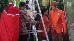 Presiden Joko Widodo (Jokowi) bersiap melakukan pemasangan Bleketepe di kediamannya Jalan Kutai Utara, Solo, Selasa (7/11). Pemasangan bleketepe itu merupakan bagian dari prosesi adat pernikahan Kahiyang Ayu dan Bobby Nasution. (Liputan6.com/Angga Yuniar)