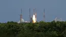 <p>New York Times melaporkan misi Chandrayaan-3 ini adalah misi pengulangan setelah usaha pertama India empat tahun lalu untuk menempatan robot di Bulan gagal. Pesawat yang membawa robot itu hancur menabrak kawah Bulan. (AP Photo/Aijaz Rahi)</p>