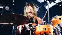 Taylor Hawkins, drummer Foo Fighters, tampil di atas panggung setelah pemutaran perdana "Studio 666" Los Angeles di Fonda Theatre di Hollywood, California, Amerika Serikat, 16 Februari 2022. (RICH FURY/GETTY IMAGES NORTH AMERICA/AFP)