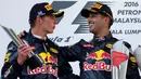 Max Verstappen (kiri) dan Daniel Ricciardo saat naik podium di balapan GP Malaysia di Sirkuit Sepang, Minggu (2/10). Dua pebalap Red Bull Racing untuk kali pertama sapu bersih podium di F1 Malaysia 2016. ( REUTERS / Edgar Su)