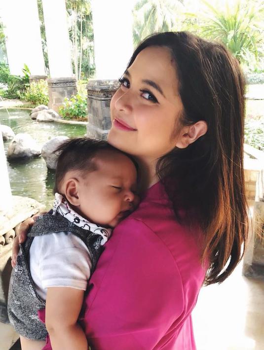 Meski telah menjadi ibu, Tasya nampaknya tak lepas dari kesannya sebagai penyanyi cilik. Memiliki wajah baby face membuat Tasya dan sang anak kerap disebut kakak adik oleh netizen. (Liputan6.com/IG/tasyakamila)