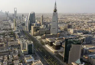 Pandangan udara menunjukkan jalan raya yang sepi karena pandemi COVID-19 pada hari pertama perayaan Idul Fitri di ibu kota Saudi, Riyadh, Senin (24/5/2020).  Arab Saudi memberlakukan jam malam 24 jam selama lima hari libur Hari Raya Idul Fitri 1441 H, dari 23 Mei 2020. (FAISAL AL-NASSER/AFP)