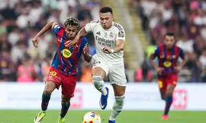 Penyerang Real Madrid, Kylian Mbappe (kanan), berebut bola dengan penyerang Barcelona asal Spanyol, Lamine Yamal, dalam pertandingan final Piala Super Spanyol antara Barcelona dan Real Madrid di Stadion King Abdullah, Jeddah, Arab Saudi, Minggu (11/1/2026). (Haitham Al-Shukairi/ AFP)