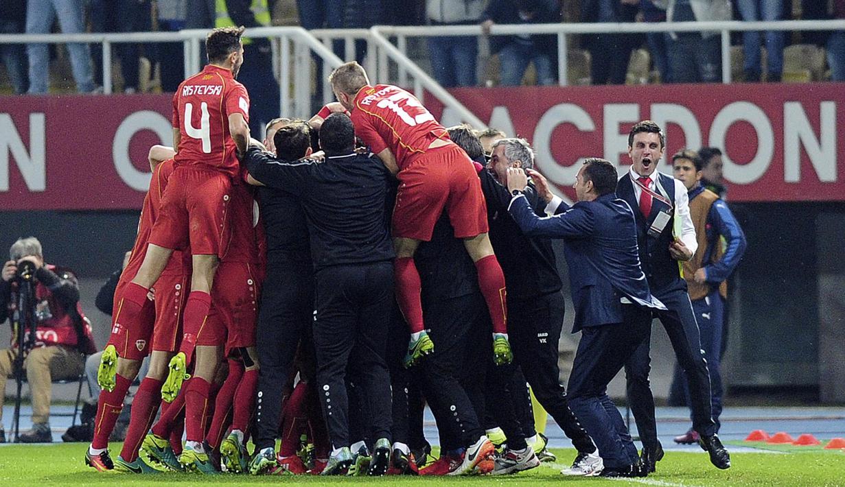 Para pemain Makedonia merayakan gol saat melawan Italia pada kualifikasi Piala Dunia 2018 di Philip II of Macedon stadium, Skopje Senin (10/10/2016) dini hari WIB. (AFP/Robert Atanasovski)