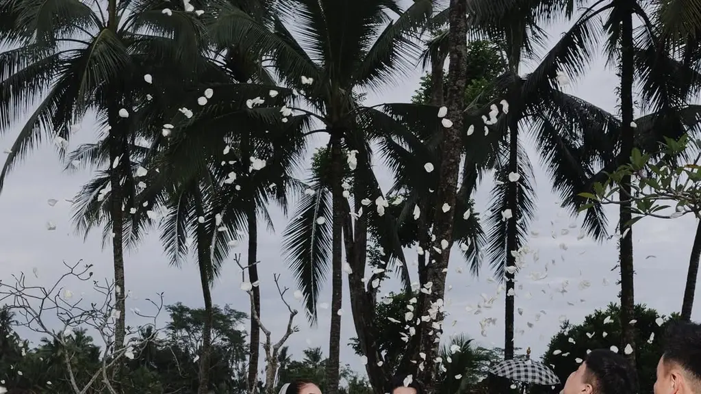Setelah resmi jadi istri Maxime Bouttier, Luna Maya melempar buket bunga untuk direbut para tamu. Dulu, Luna Maya sukses merebut bunga pernikahan BCL. (Foto: Derai Studio dan Iluminen dari akun Instagram @lunamaya)