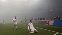 Pemain Real Madrid, Cristiano Ronaldo merayakan gol  ke gawang PSG pada leg kedua babak 16 besar Liga Champions di Stadion Parc des Princes, Rabu (7/3). Secara total, Ronaldo telah menyumbangkan 15 trofi bagi Real Madrid. (GEOFFROY VAN DER HASSELT/AFP)