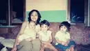 Maia pun menggunggah foto kecil ketiga anak laki-lakinya. Nampak Maia tampil dengan tank top putihnya.  Credit: Instagram  (@maiaestiantyreal)