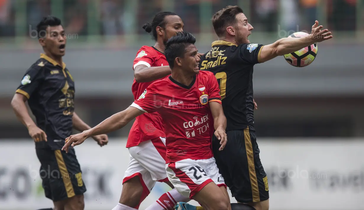 Gelandang Persija, Sandi Sute, berebut bola dengan gelandang Borneo FC, Shaun Smeltz, pada laga Liga 1 di Stadion Patriot Bekasi, Jawa Barat, Minggu (16/7/2017). Persija menang 1-0 atas Borneo FC. (Bola.com/Vitalis Yogi Trisna)
