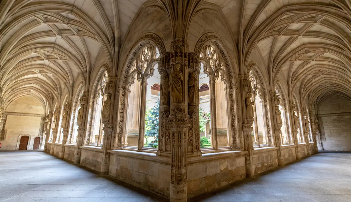 Foto yang diabadikan pada 22 September 2020 ini memperlihatkan pemandangan sebuah gereja di Toledo, Spanyol. Pariwisata di Toledo terdampak keras oleh pandemi COVID-19. (Xinhua/Meng Dingbo)