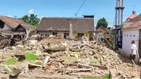 Bangunan rumah yang ambruk rata dengan tanah di Desa Majangtengah, Dampit, Kabupaten Malang, dampak gempa yang terjadi di Malang pada Sabtu, 10 April 2021 (Liputan6.com/Zainul Arifin)