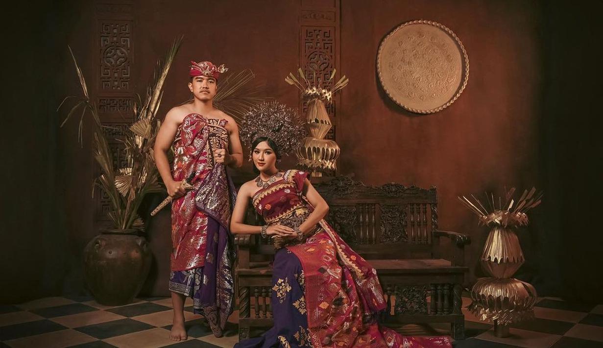 Beberapa pose diambil saat Kaesang Pangarep dan Erina Gudono mengenakan pakaian Bali. (Foto: Instagram/@kaesangp)