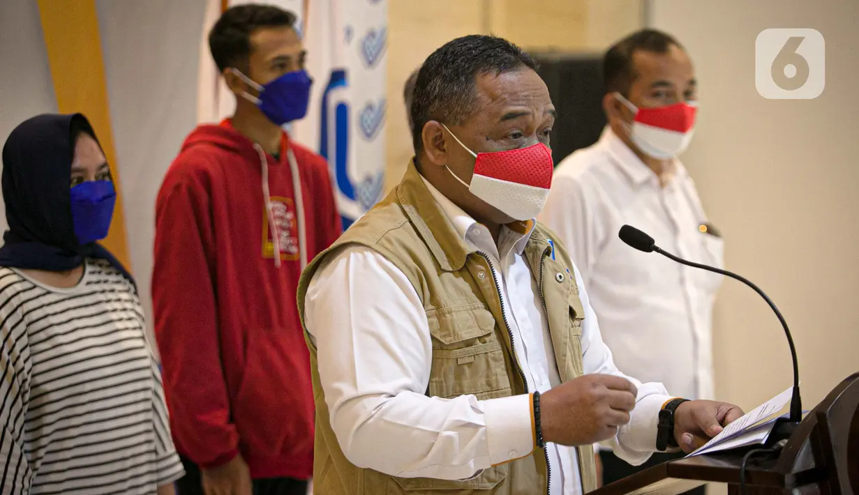 Kepala BP2MI Benny Rhamdani memberikan keterangan terkait pengerebekan ke rumah yang dijadikan penampungan Calon Pekerja Migran Indonesia (CPMI) di Gedung BP2MI, Jakarta, Senin (15/3/2021). (Liputan6.com/Faizal Fanani)