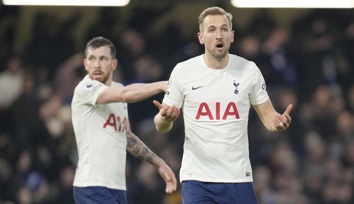 Menit ke-42, Tottenham sempat mencetak gol lewat Harry Kane. Namun gol itu segera dianulir, VAR mengonfirmasi Kane melanggar Thiago Silva dalam proses mencetak gol. (AP/Kirsty Wigglesworth)