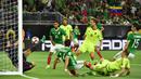 Kiper Venezuela, Daniel Hernandez, mengamankan gawangnya dari serangan pemain Meksiko dalam laga Grup C Copa America 2016 di Stadion NRG, Houston, AS, Selasa (14/6/2016) WIB. (AFP/Nelson Almeida)