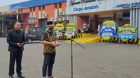 Kakak kandung Gubernur Jawa Barat Ridwan Kamil, Erwin Muniruzaman, di Kargo Jenazah Bandara Soetta, Minggu (12/6/2022) (Liputan6.com/Pramita Tristiawati)