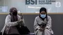 Nasabah menunggu di kantor cabang Bank Syariah Indonesia, Jakarta Selasa (2/2/2021). PT Bank Syariah Indonesia Tbk (BSI) resmi beroperasi dengan nama baru mulai 1 Februari 2021. (Liputan6.com/Johan Tallo)