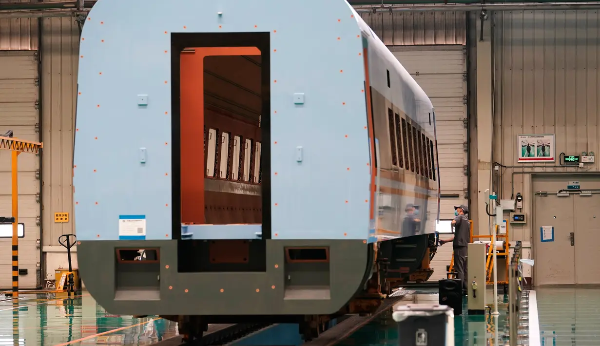 Teknisi bekerja di lini produksi kereta cepat CRRC Tangshan Co., Ltd. di Kota Tangshan, Provinsi Hebei, China, 16 Juli 2020. Kapasitas produksi perusahaan ini telah pulih dari efek COVID-19 berkat bantuan pemerintah lokal untuk memenuhi pesanan dari China maupun luar China. (Xinhua/Xing Guangli)