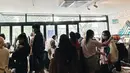 Penjualan barang preloved sendiri memang tengah menjadi tren yang semakin populer. Banyak selebriti yang mulai melirik cara ini sebagai alternatif untuk mengelola barang-barang mereka yang sudah tidak terpakai. Begini potret suasana penjualan baju preloved Ify Alyssa. Banyak penggemar yang datang untuk membeli koleksi Ify dan berbincang langsung dengannya. Terlihat dari foto ini, pembeli antusias memilih dan membeli baju Ify Alyssa. (Liputan6.com/IG/@ifyalyssa)