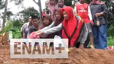 Keluarga Nur Atikah berziarah kubur pada Minggu (24/4/2016). Anak Nur Atikah merasa sedih karena janji ibunya untuk membelikannya baju muslim tidak terlaksana.