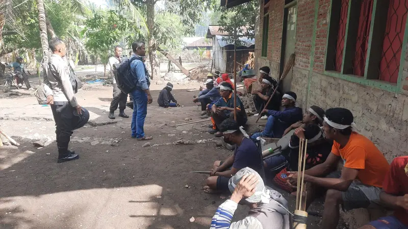 Warga yang terlibat perang tanding di Adonara, NTT. (Foto: Liputan6.com/Ola Keda)