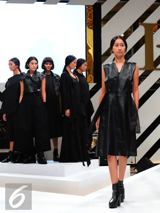 Sejumlah model membawakan busana koleksi Max Tan saat penutup Fashion Nation Tenth Edition (FNX) di Senayan City, Jakarta, Sabtu (23/4). Nuansa gloomy dengan warna serba hitam dimunculkan Max Tan dalam koleksinya. (Liputan6.com/Angga Yuniar)