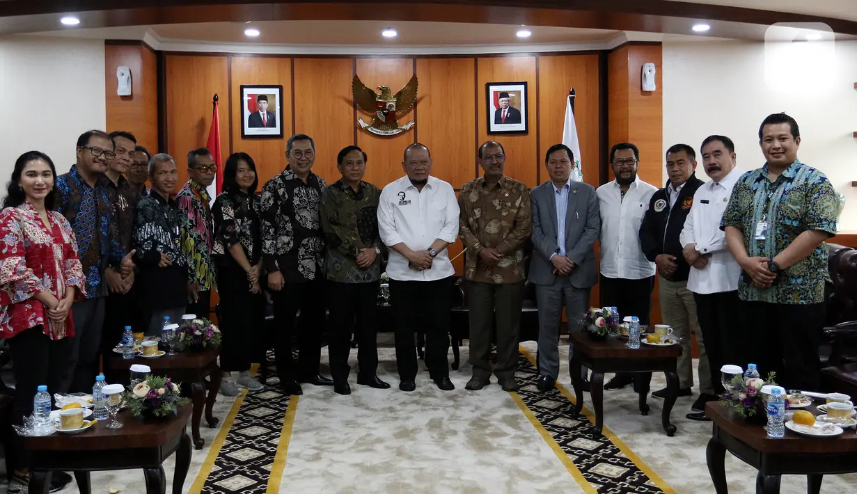 Jajaran SCM Grup foto bersama dengan Ketua DPD RI, La Nyalla Mattalitti usai melakukan audiensi di Nusantara III, Kompleks Parlemen, Senayan, Jakarta, Selasa (29/10/2019). Audiensi tersebut membahas kerjasama antara SCM dan DPD RI. (Liputan6.com/Johan Tallo)