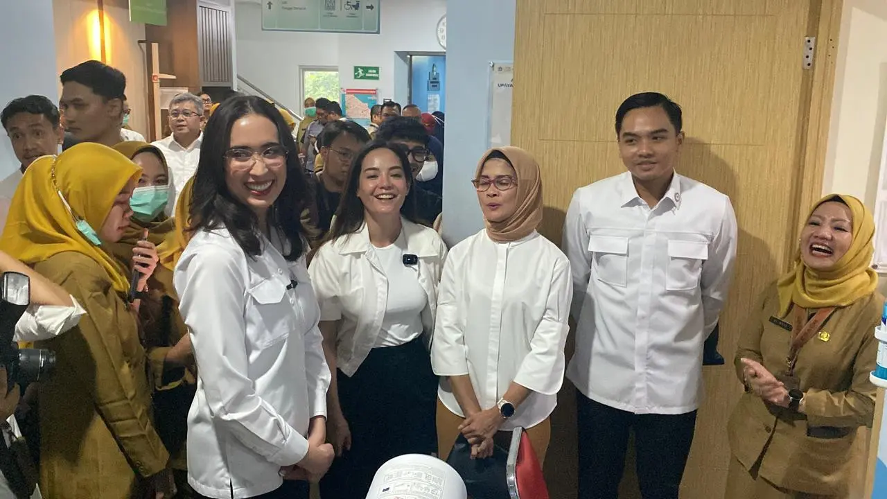 Menteri Pariwisata (Menpar), Widiyanti Putri Wardhana mengecek langsung pelaksanaan program Cek Kesehatan Gratis (CKG) di Puskesmas, Tanah Abang, Jakarta, pada Senin (10/2/2025).
