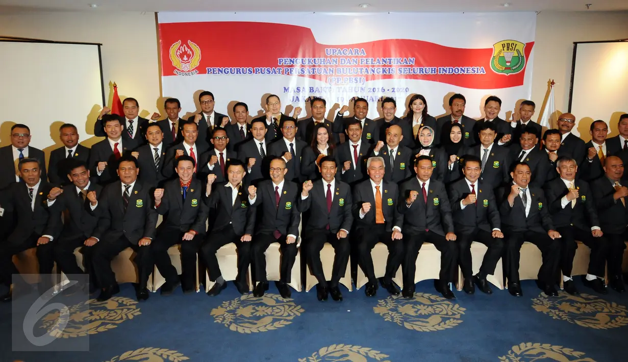 Ketua Umum PP PBSI, Wiranto (tengah) berfoto bersama pengurus PP PBSI periode 2016-2020 usai upacara pelantikan di Jakarta, Kamis (19/1). Wiranto resmi menjabat sebagai Ketua Umum PP PBSI. (Liputan6.com/Helmi Fithriansyah)