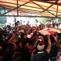 Ribuan orang berbondong-bondong mengangkat keranda jenazah Olga Syahputra, Jakarta, Sabtu (28/3/2015). Rencananya Olga akan disalatkan di masjid dekat rumahnya(Liputan6.com/Fachrur Rozie)
