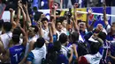 Selebrasi para pemain, pelatih dan ofisial Timnas bola voli putra Indonesia setelah menjadi juara putaran pertama SEA V League 2023 setelah mengalahkan Thailand 3-1 (21-25, 25-17, 25-23 dan 27-25) pada laga terakhir di Padepokan Voli Jenderal Polisi Kunarto, Sentul, Bogor, Minggu (23/07/2023). (Bola.com/Bagaskara Lazuardi)