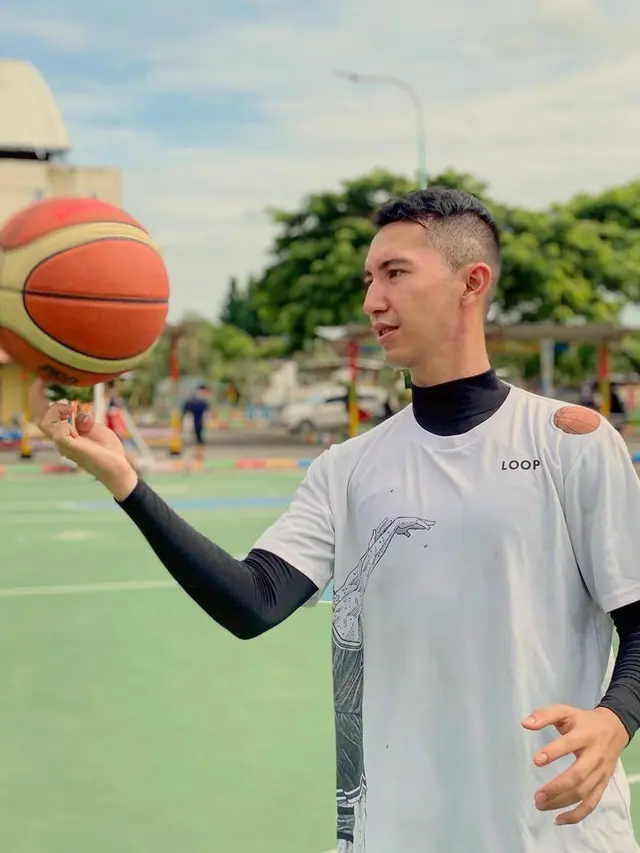 Gaya Muhammad Fardhana Calon Suami Ayu Ting Ting. [@derazala]