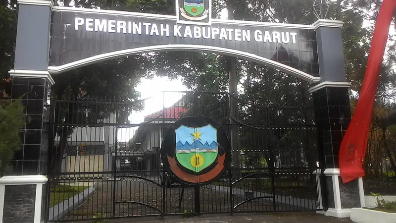 Gerbang utama pintu masuk kawasan perkantoran Sekretriat Daerah (Setda) Garut, Jawa Barat di Jalan Pembangunan Garut