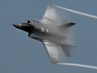 Sebuah jet tempur F35 milik Angkatan Udara Australia tampil dalam Bali International Airshow 2024 di Bandara Internasional Ngurah Rai, Bali, pada Jumat 20 September 2024. (SONNY TUMBELAKA/AFP)