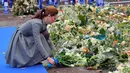 Kate Middleton meletakkan karangan bunga di depan markas Leicester City, Stadion King Power, di Inggris, Rabu (28/11). Kate Middleton memberikan penghormatan kepada korban tewas dalam kecelakaan helikopter pada 27 Oktober 2018 (Arthur Edwards/Pool via AP)