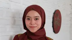 Selain hijab segi empat, Lesti juga mulai mengeksplorasi gaya dengan pashmina. (Instagram/lestykejora).