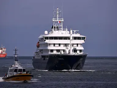 Kapal pesiar MV Hondius yang terdampak Hantavirus berlayar di lepas pantai Belanda saat mendekati pelabuhan Rotterdam pada Senin 18 Mei 2026. (JOHN THYS/AFP)