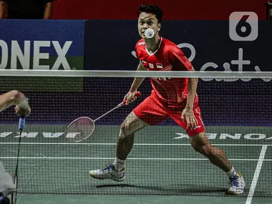 Pebulu tangkis Anthony Sinisuka Ginting melihat ke arah kok saat melawan pebulu tangkis Tommy Sugiarto pada babak pertama Indonesia Open 2022 di Istora Senayan, Jakarta, Senin (14/6/2022). Anthony Sinisuka Ginting melaju ke babak selanjutnya setelah menang dua gim langsung 21-17, 22-20. (Liputan6.com/Faizal Fanani)