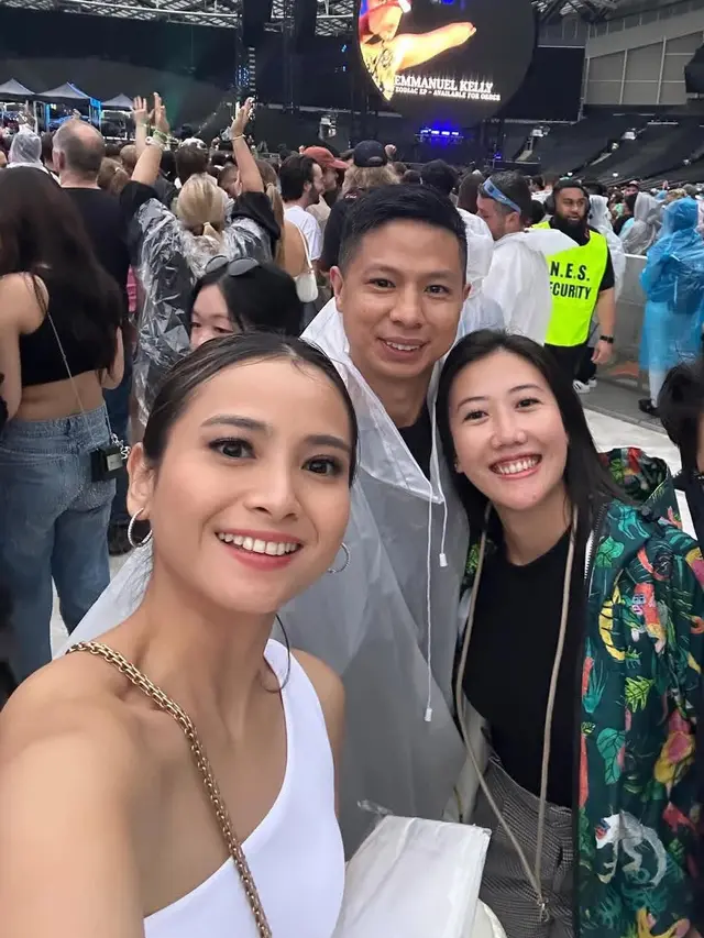 Tinggal Kenangan Begini Gaya Acha Septriasa Bersama Vicky Kharisma. [@septriasaacha]