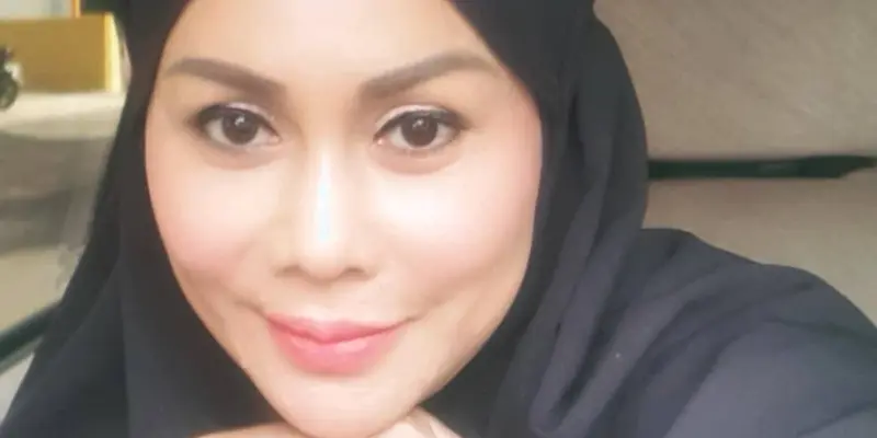 Pesona Mak Vera Mantan Manager Olga Syahputra yang Berhijab