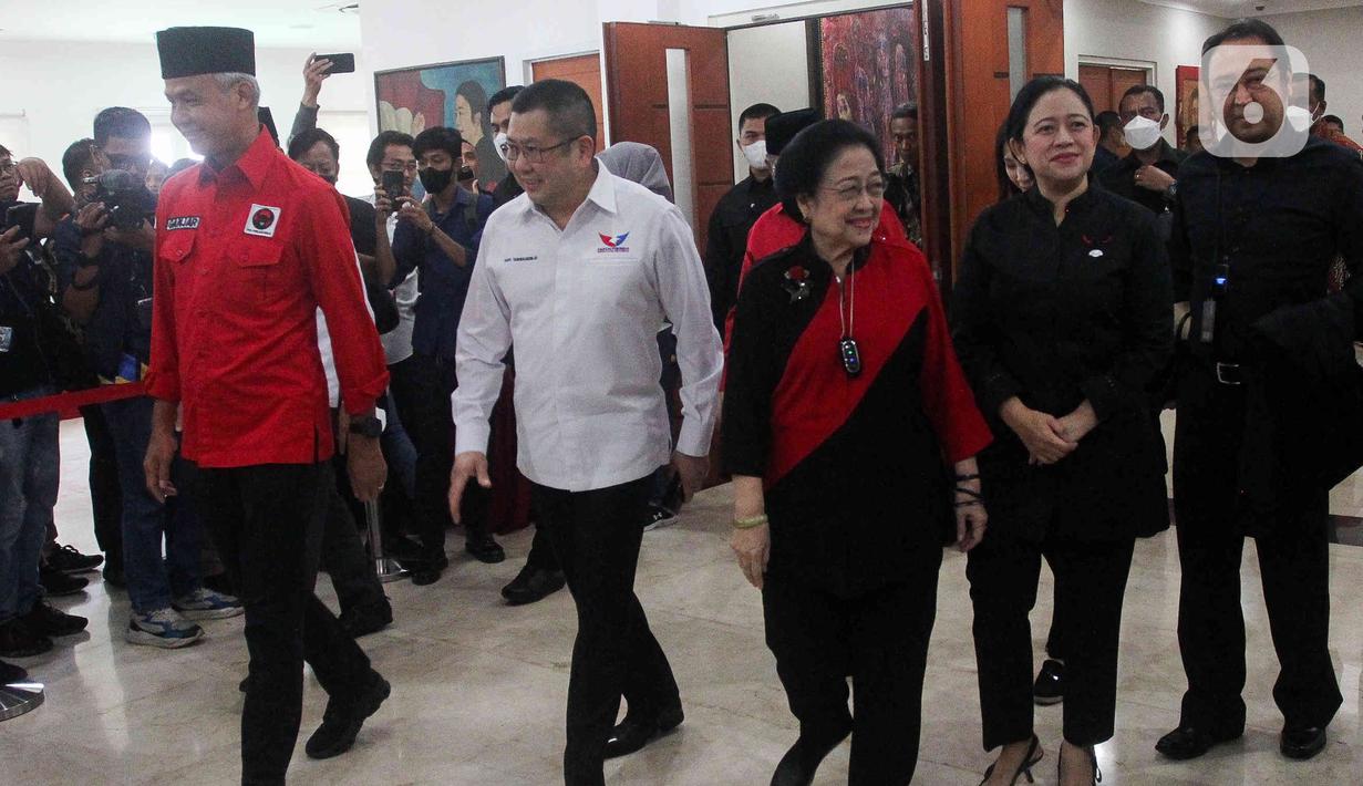 Kedatangan Hary Tanoe pun disambut langsung oleh Ketua Umum PDIP Megawati Soekarnoputri, Ganjar Pranowo dan Puan Maharani. (Liputan6.com/Herman Zakharia)